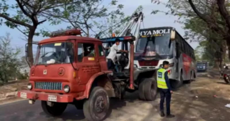 ফেনীতে ভয়াবহ সড়ক দুর্ঘটনা: বাসের ধাক্কায় ৩ জন নিহত, আহত ৫