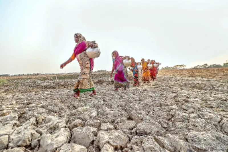 জলবায়ু পরিবর্তনে দক্ষিণাঞ্চলে নারীদের পানির বোঝা: সমাধানে নতুন নীতিমালা