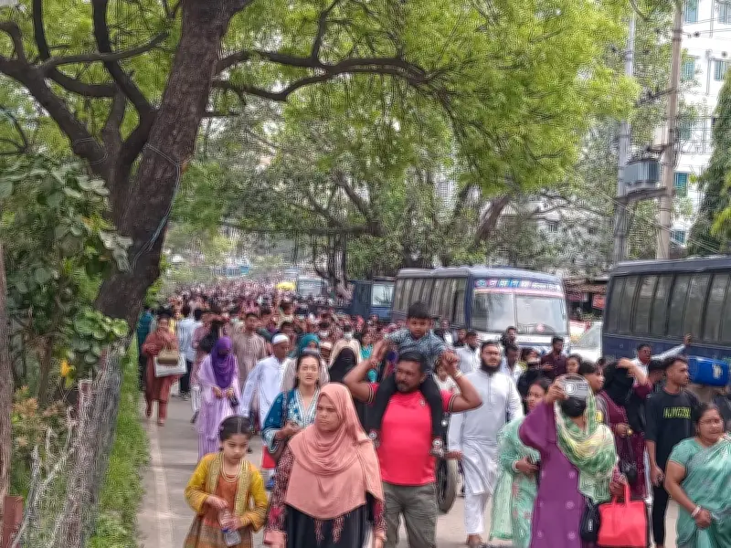 ঈদে ঢাকার চিড়িয়াখানায় দর্শনার্থীদের ঢল, যানজটে হাঁটতে বাধ্য হাজারো মানুষ