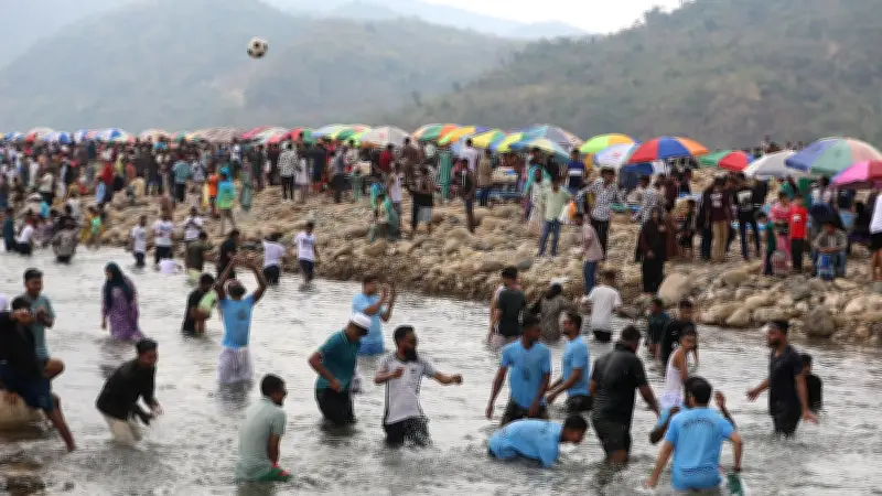 ঈদের ছুটিতে সিলেটের সাদাপাথরে পর্যটকদের উপচে পড়া ভিড়