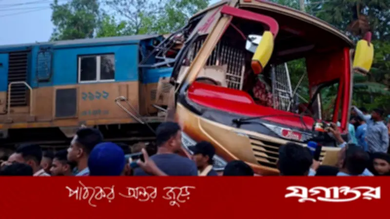 কুমিল্লায় বাস-ট্রেন সংঘর্ষে দুই গেটম্যান বরখাস্ত, তদন্ত কমিটি গঠন