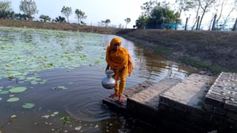 খুলনার নয়ানী গ্রামে সুপেয় পানির তীব্র সংকট, নারীদের উপর দৈনিক দায়িত্ব