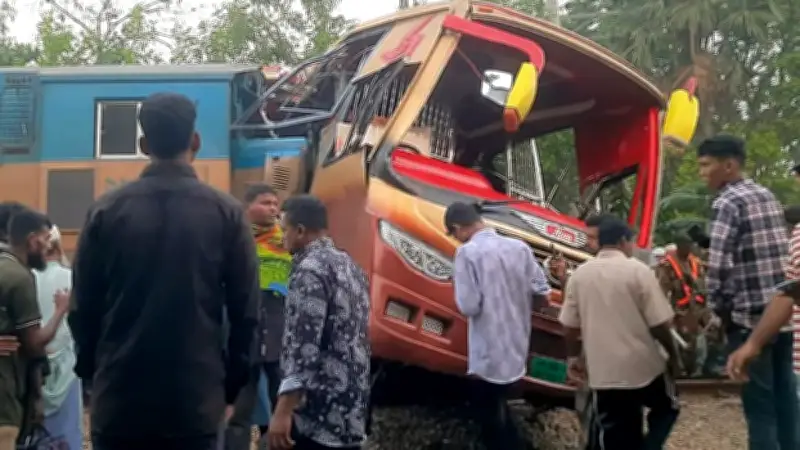 কুমিল্লায় ট্রেন-বাস সংঘর্ষে ১২ জন নিহত, রেলওয়ের তদন্ত ও দায়বদ্ধতা নিয়ে প্রশ্ন