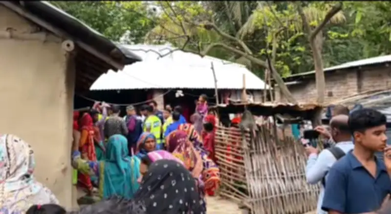 চুয়াডাঙ্গার আলমডাঙ্গায় বিএনপি নেতাদের সংঘর্ষে নিহত কিশোরের বাড়িতে লোকজনের ভিড়