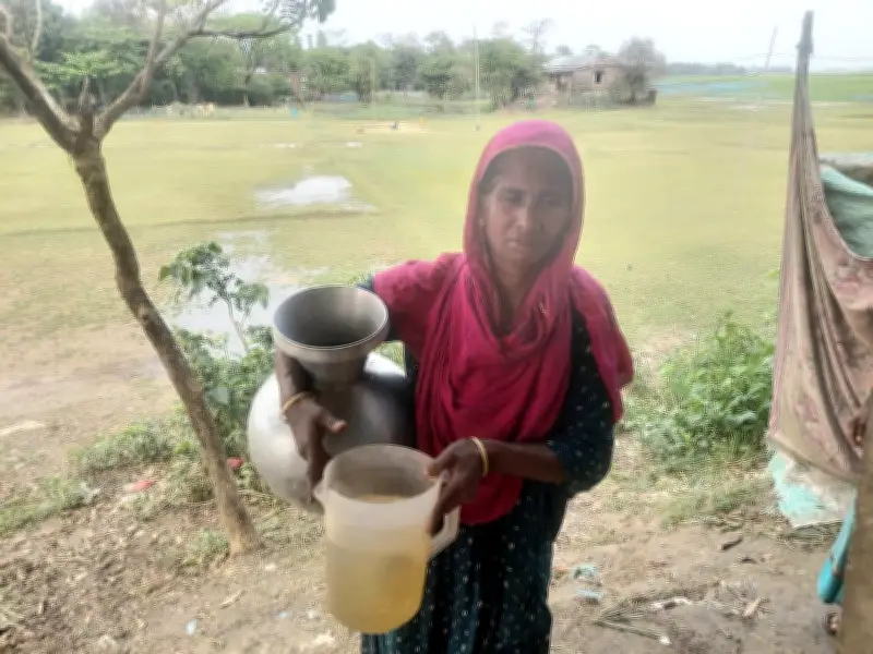 হাওরে পানির কষ্ট: রমিলা বেগমের দিনে তিন বেলা পানি আনতে হয়, নলকূপে পানি উঠছে না