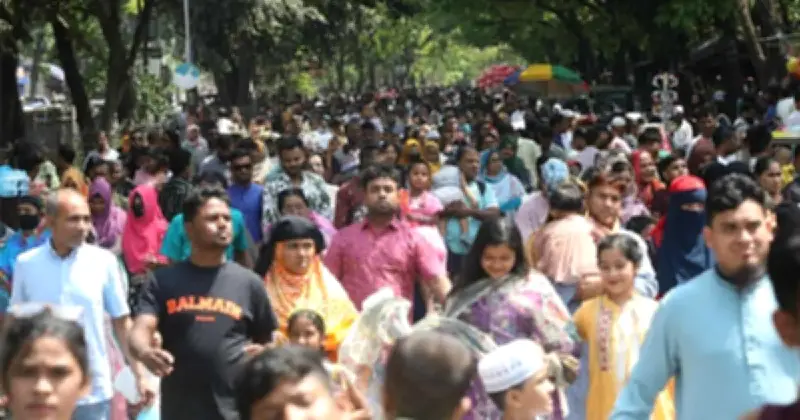 ঈদের পরের দিন ঢাকায় বিনোদনকেন্দ্রে ভিড়, যানজট ও মেট্রোরেলে চাপ