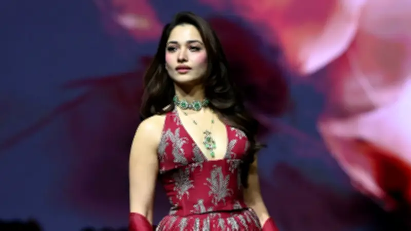 ল্যাকমে ফ্যাশন উইকে তারকাদের ঝলক, মনীশ মালহোত্রার শো বাতিল