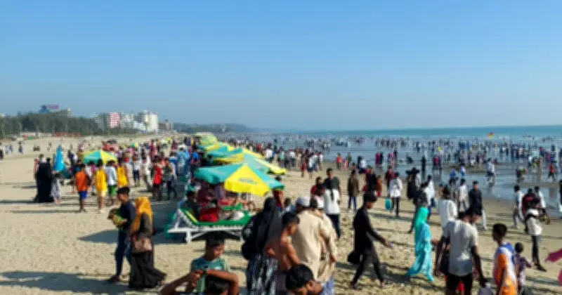 ঈদ ও ছুটিতে কক্সবাজারে পর্যটকের ঢল, লক্ষ লক্ষ মানুষের সমাগম