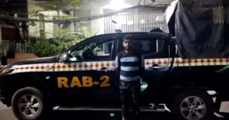 রাজধানীতে তিন সন্দেহভাজন অপরাধী গ্রেপ্তার, উদ্ধার অস্ত্র ও গাড়ি