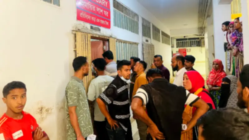 কুমিল্লার বাস-ট্রেন সংঘর্ষে নিহতদের লাশঘরে স্বজনদের অপেক্ষা ও বিলাপ