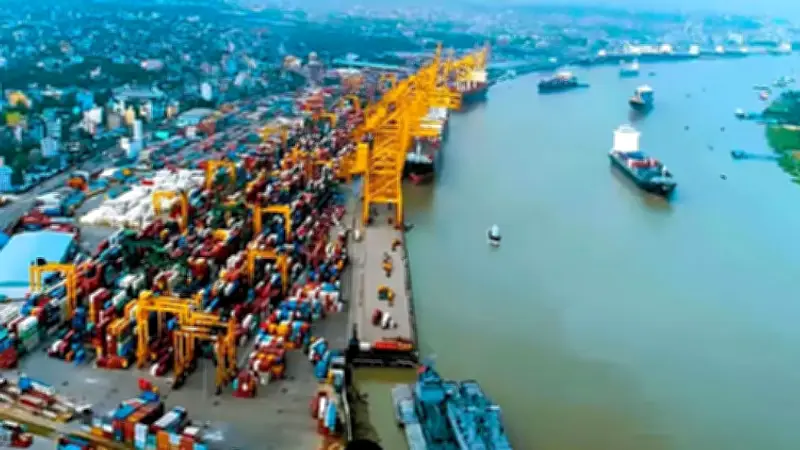 যুদ্ধের মাঝে চট্টগ্রাম বন্দরে জ্বালানি খালাস, ভারত ৩৩ বাংলাদেশিকে ফেরত পাঠাল