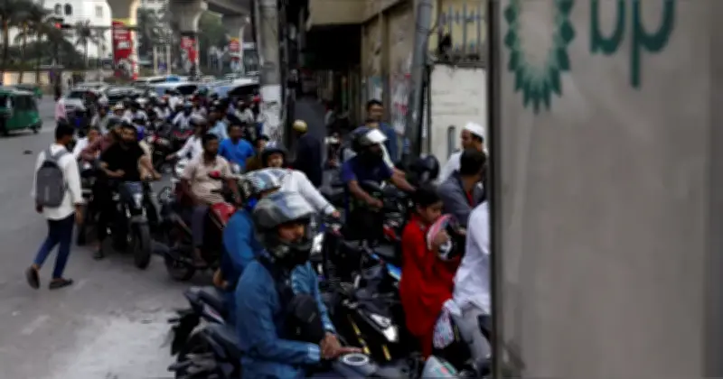 ঈদের দ্বিতীয় দিনেও রাজধানীতে জ্বালানি তেলের সংকট: পাম্পে দীর্ঘ সারি, যাত্রীদের দুর্ভোগ