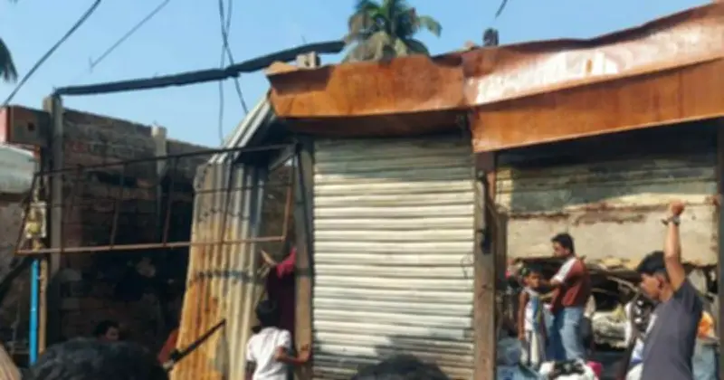 লক্ষ্মীপুরের কমলনগরে ভয়াবহ অগ্নিকাণ্ড: সাত দোকান পুড়ে দুই কোটি টাকার ক্ষতি