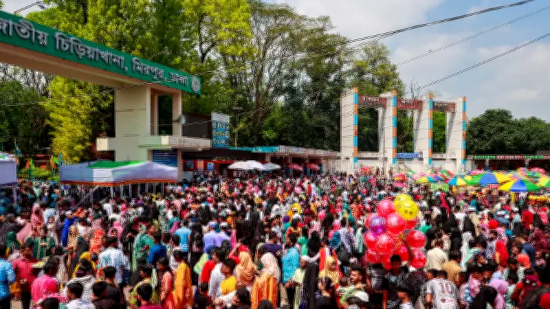 চিড়িয়াখানায় দর্শনার্থীদের উপচে পড়া ভিড়, পরিবার নিয়ে বেড়াতে আসছেন অনেকে