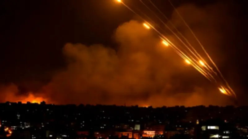 ইসরায়েলে ইরানের ব্যাপক ক্ষেপণাস্ত্র হামলা, আহত ১৫; মধ্যপ্রাচ্যে যুদ্ধকে পোপ বললেন 'মানবতার কলঙ্ক'
