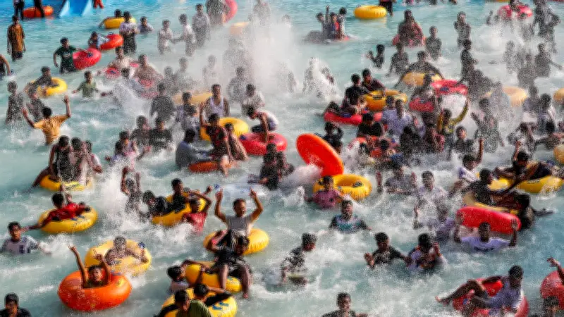 ফয়’স লেকে কৃত্রিম ঝরনা ও বিনোদনমূলক রাইডে আনন্দে মেতেছেন দর্শনার্থীরা