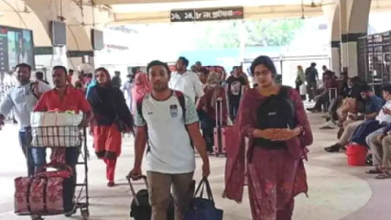 ঈদের ছুটি শেষে রাজধানীতে কর্মজীবীদের ফেরা, তেলের সংকটে পাম্প বন্ধের আশঙ্কা