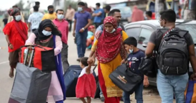 ঈদের ছুটির শেষদিনে ঢাকা ছাড়া ও ফেরার যাত্রীদের ভিড়, যানজট এড়াতে আগেভাগে ফিরছেন অনেকে