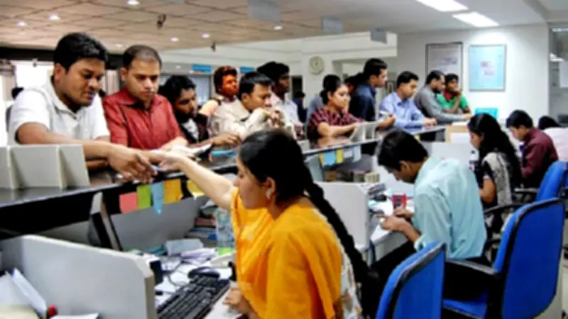 অফিস-আদালত খুলছে, মধ্যপ্রাচ্য সংঘাতে প্রবাসী ও রেমিট্যান্স ঝুঁকিতে