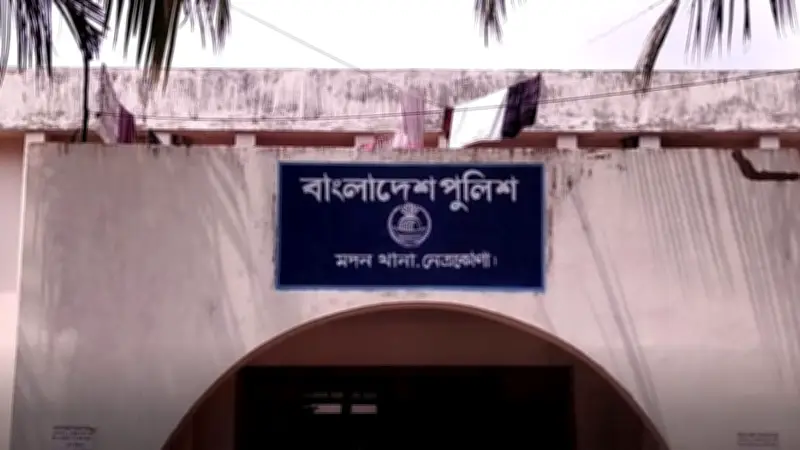 বিএনপির দুপক্ষের সংঘর্ষে গৃহবধূ নিহত, আহত ১০; মঙ্গলবার থেকে খুলছে অফিস-আদালত ও ব্যাংক