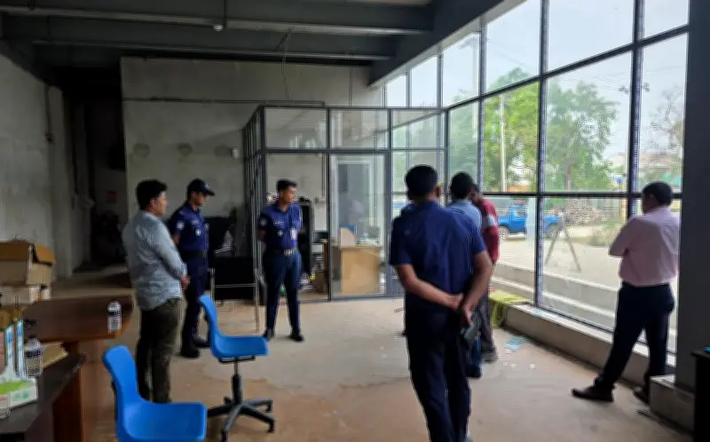 মানিকগঞ্জের পোশাক কারখানায় কোটি টাকার ডাকাতি, পুলিশ ঘটনাস্থল পরিদর্শন করছে