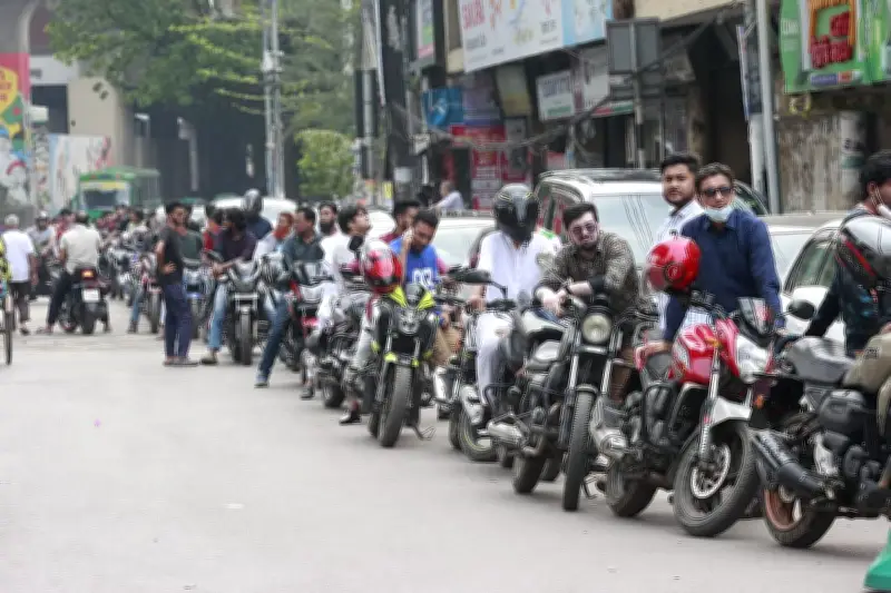 পেট্রোল পাম্পে তেল সংকট: ক্রেতাদের দীর্ঘ লাইনে বিরক্তি, পাম্প বন্ধের আশঙ্কা