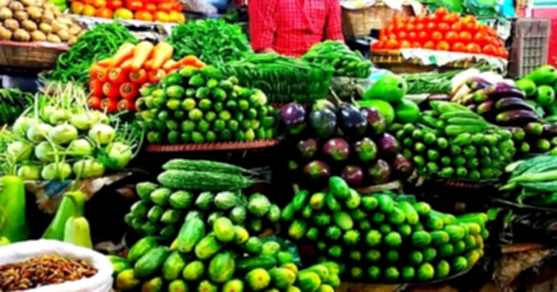 ঈদের ছুটিতে রাজধানীর কাঁচাবাজারে সবজির দামে ব্যাপক পতন, ক্রেতা সংকটে ব্যবসায়ীরা ক্ষতিগ্রস্ত