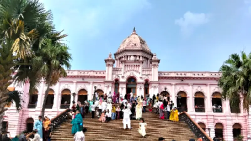 ঈদের ছুটিতে ঐতিহাসিক আহসান মঞ্জিলে দর্শনার্থীদের ঢল, ইতিহাসের স্পর্শ খুঁজছে মানুষ