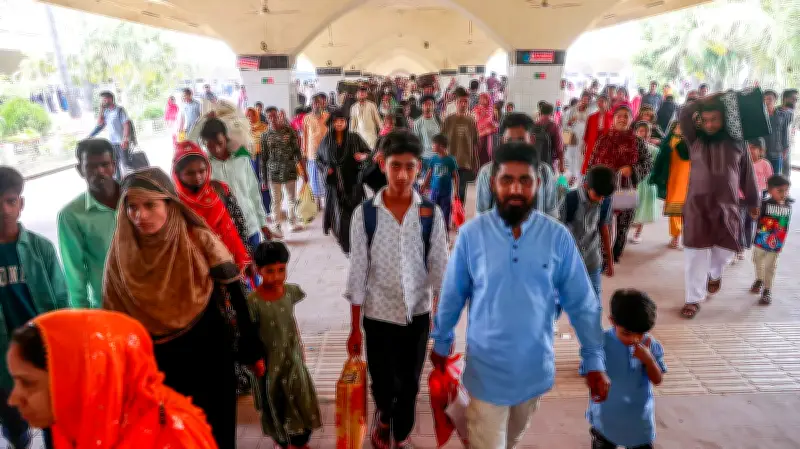 ঈদ শেষে কর্মব্যস্ত জীবনে ফিরছে মানুষ, ঢাকার স্টেশনে ভিড়