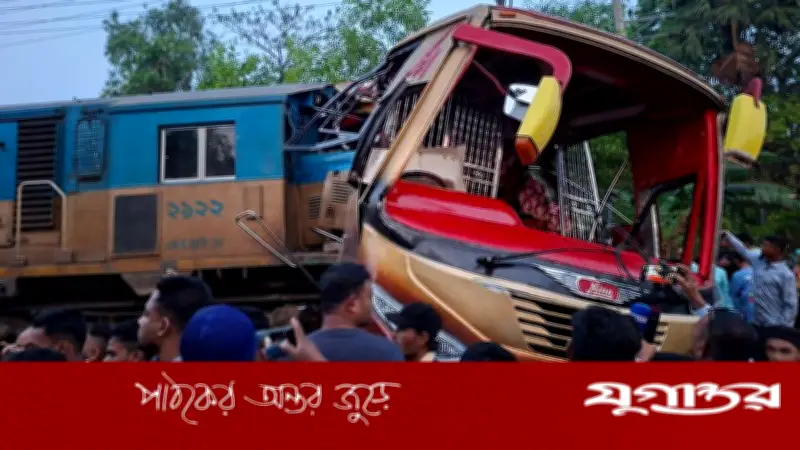 কুমিল্লায় ট্রেন-বাস সংঘর্ষে ১২ নিহত, দুই গেটম্যানের বিরুদ্ধে মামলা দায়ের