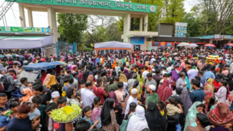 ঈদের ছুটিতে চিড়িয়াখানায় দর্শনার্থীদের ভিড়, শিশুদের আনন্দে মেতেছে পরিবার