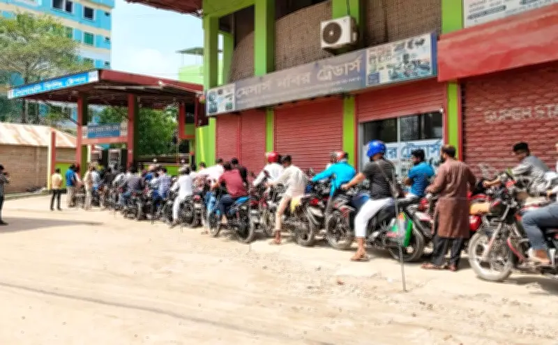 কুড়িগ্রামে জ্বালানি তেলের তীব্র সংকট: ফিলিং স্টেশনে মোটরসাইকেলচালকদের দীর্ঘ সারি