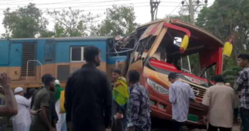কুমিল্লার ট্রেন-বাস দুর্ঘটনায় ১২ জন নিহতের ঘটনায় মামলা, দুই গেটম্যান আসামি