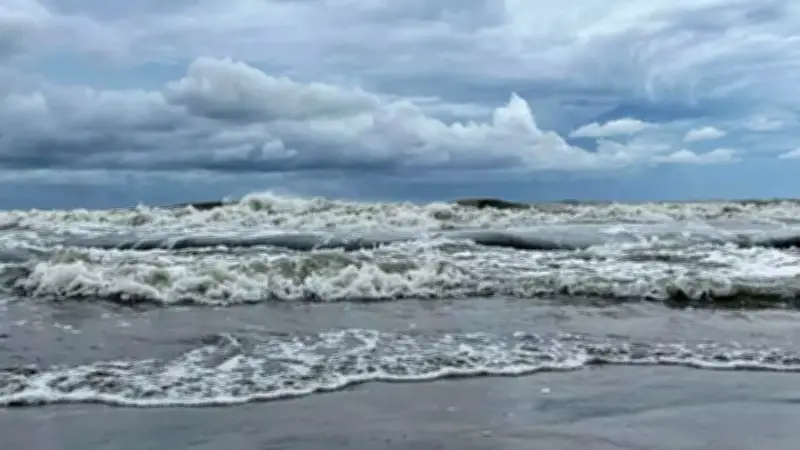 বঙ্গোপসাগরে লঘুচাপ ও বজ্রবৃষ্টির আভাস, ইরান যুদ্ধে ট্রাম্পের অর্থনৈতিক চাপ এড়ানোর কৌশল