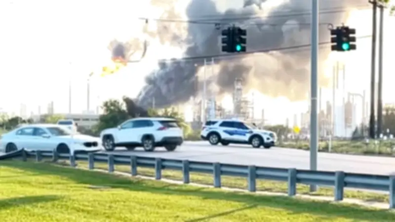 যুক্তরাষ্ট্রের তেল শোধনাগারে বিস্ফোরণে বাবা-ছেলে-নাতনি নিহত, দেশে তেল সংকট ও নজরদারি