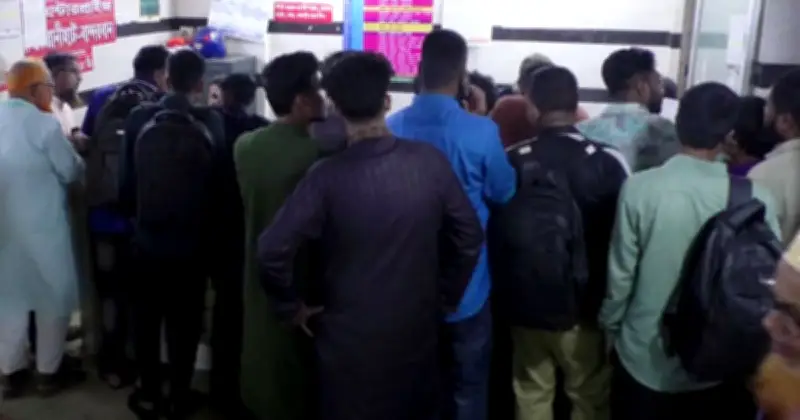 ঈদ শেষে কর্মস্থলে ফেরার যাত্রীদের ভোগান্তি: কালোবাজারে টিকিট বিক্রি, কাউন্টারে নৈরাজ্য