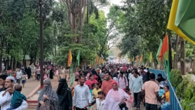 ঈদের চতুর্থ দিনেও মিরপুর চিড়িয়াখানায় দর্শনার্থীদের ভিড়, তবে কিছুটা কম