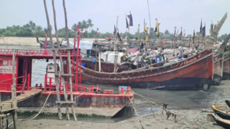 কক্সবাজারে জ্বালানি সংকট: মাছ আহরণ বন্ধ, পর্যটকদের দুর্ভোগ