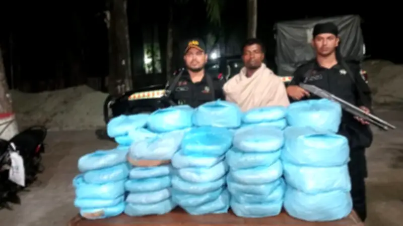 বাগেরহাটে ৬৬ কেজি গাঁজাসহ পিকআপ জব্দ, আটক ১; সরকার জ্বালানি মজুতের মেয়াদ জানালো