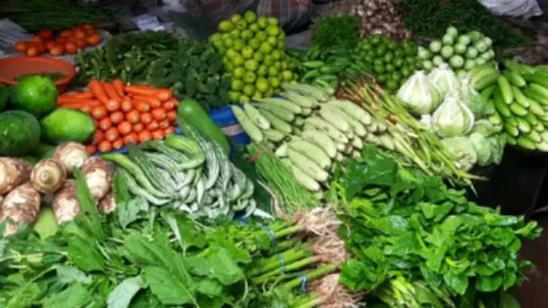 রাজধানীতে সবজির দামে স্বস্তি, গাঁজা জব্দ, জ্বালানি মজুত ও ঘোড়দৌড়ে মানুষের ঢল