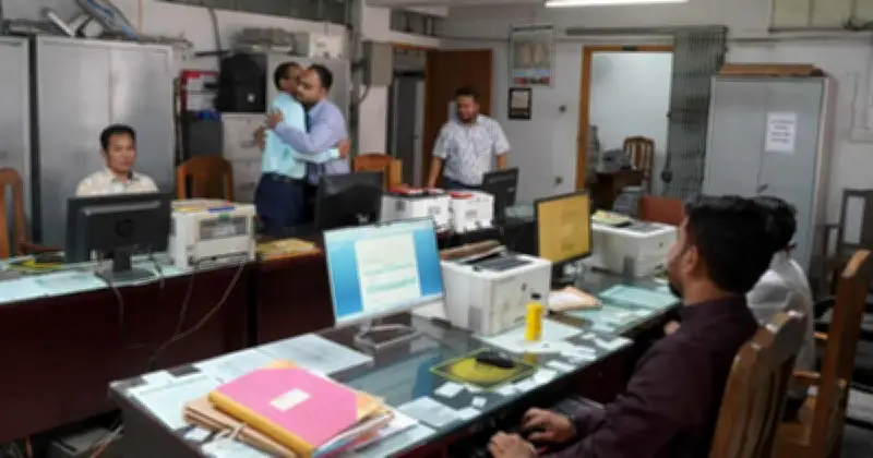 ঈদ পরবর্তী প্রথম কর্মদিবসে বাংলাদেশ সচিবালয়ে উষ্ণ শুভেচ্ছা বিনিময়