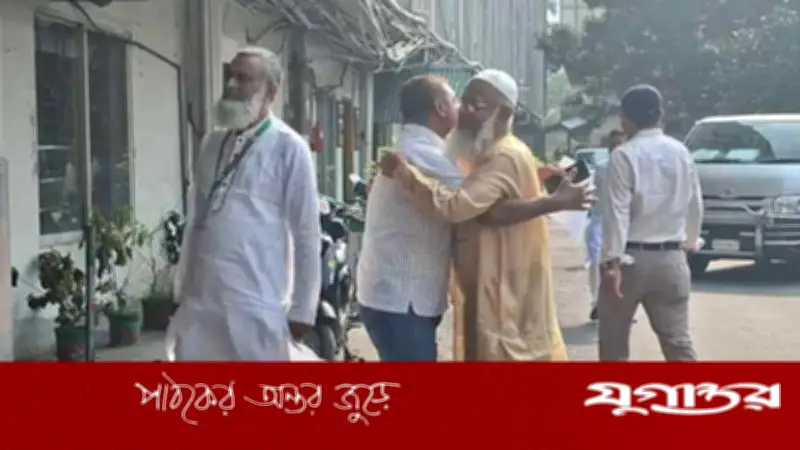 ঈদের ছুটি শেষে কর্মজীবীদের ঢাকায় ফেরা, বাড়তি ভাড়ার অভিযোগ