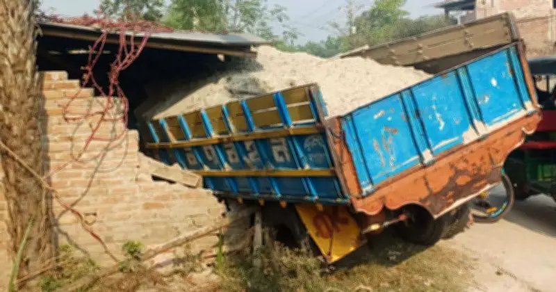 নাটোরের লালপুরে ট্রাকচাপায় ইজিবাইকের তিন যাত্রী নিহত, আহত চারজন