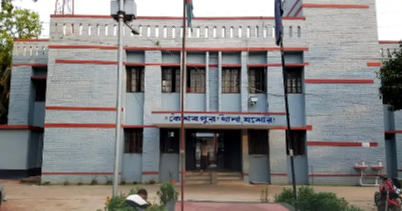 কেশবপুরে সংসদ সদস্যকে গালিগালাজের অভিযোগে যুবক গ্রেপ্তার, গাড়ি থেকে গাঁজা-মদ উদ্ধার