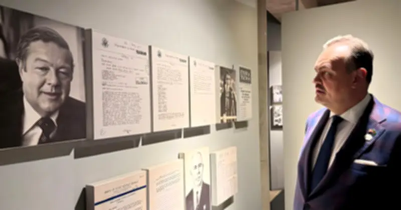 মুক্তিযুদ্ধ জাদুঘর ও জুলাই গণঅভ্যুত্থান স্মৃতি জাদুঘর পরিদর্শন করলেন মার্কিন রাষ্ট্রদূত