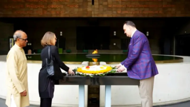 মুক্তিযুদ্ধ জাদুঘর পরিদর্শনে মার্কিন রাষ্ট্রদূত, ভারতের জ্বালানি সহযোগিতায় সবুজ সংকেত