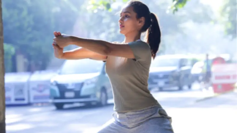 তরুণ বয়স থেকেই পড়ে যাওয়ার ঝুঁকি কমাতে নারীদের জন্য জরুরি স্বাস্থ্য সচেতনতা