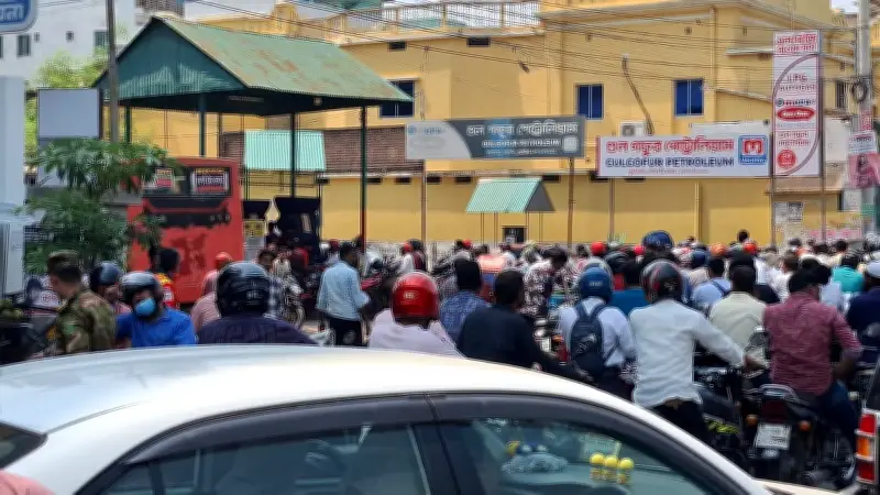 রাজশাহীতে তেল সংকট: পাম্পে দীর্ঘ লাইন, সর্বোচ্চ ৩০০ টাকার পেট্রল বিক্রি