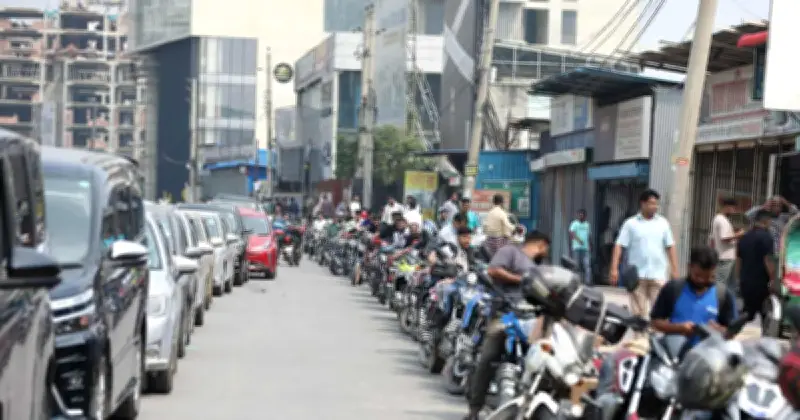 রাজধানীতে জ্বালানি তেল সংকট: সাধারণ মানুষের ভোগান্তি অব্যাহত, সরকার ও ব্যবসায়ীদের বক্তব্য অপরিবর্তিত