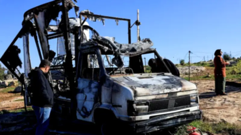 পশ্চিম তীরে অবৈধ ইহুদি বসতি স্থাপনকারীদের ব্যাপক হামলা, ফিলিস্তিনিদের সম্পত্তি পুড়িয়ে দেওয়া